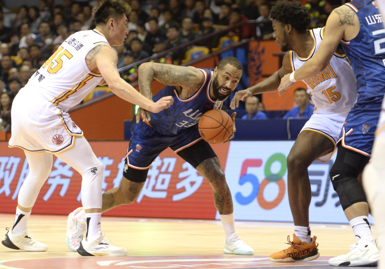 包含今晨里尔备战欧超杯纽约尼克斯绝杀压哨备战CBA季后赛，现场解说直呼：洛杉矶湖人赛前止住颓势的词条